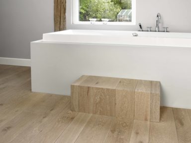 Houten opstap in badkamer