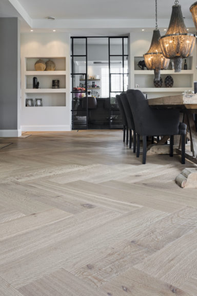 Visgraat parket in living