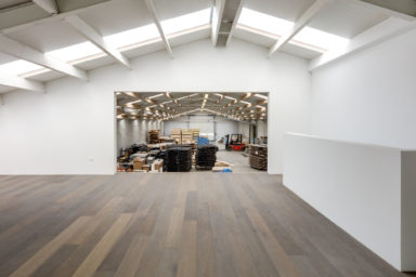 Donkere houten restpartij vloer in showroom
