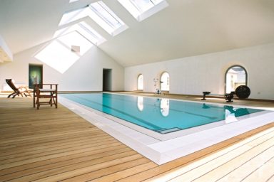Houten terras rondom zwembad