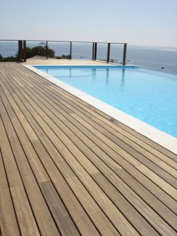 Houten buitenterras in padouk hout