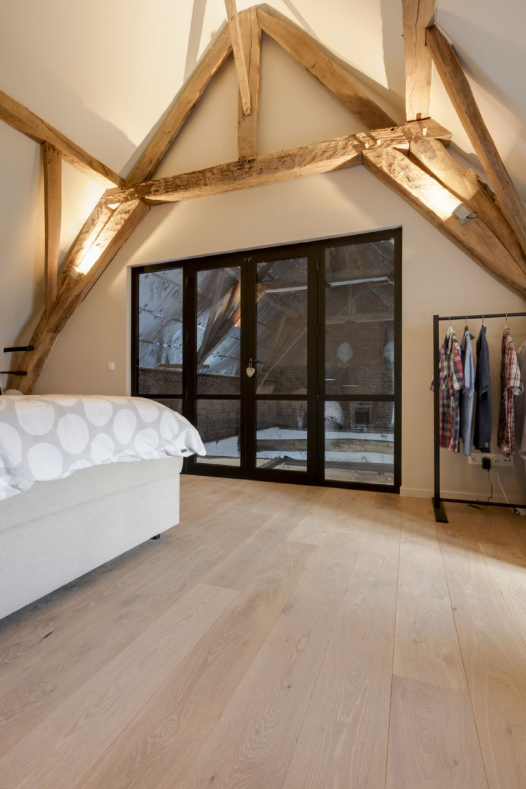 Betaalbare houten parket vloer in de slaapkamer